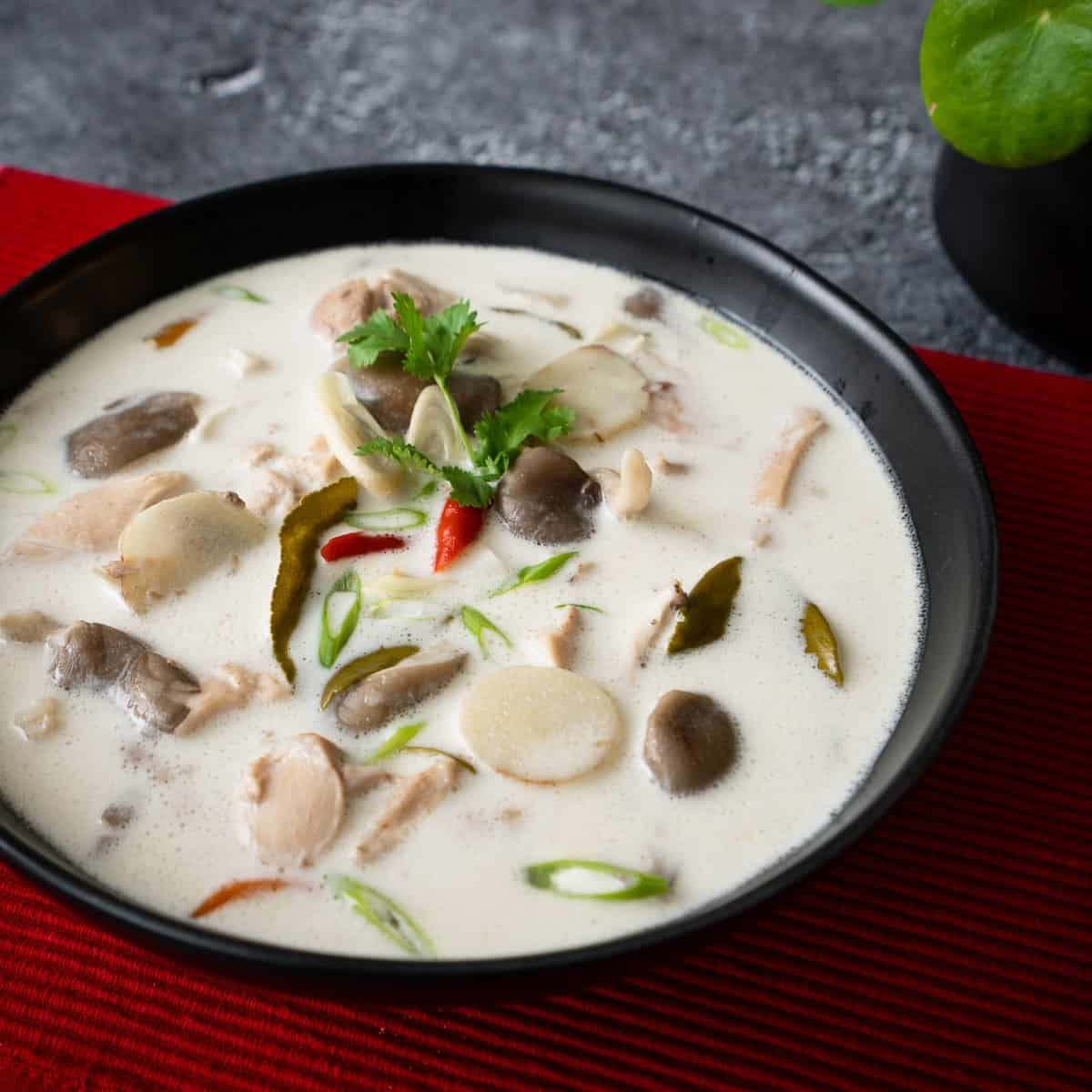 Tom Kha Gai: Sup Ayam Thailand dengan Santan yang Lezat